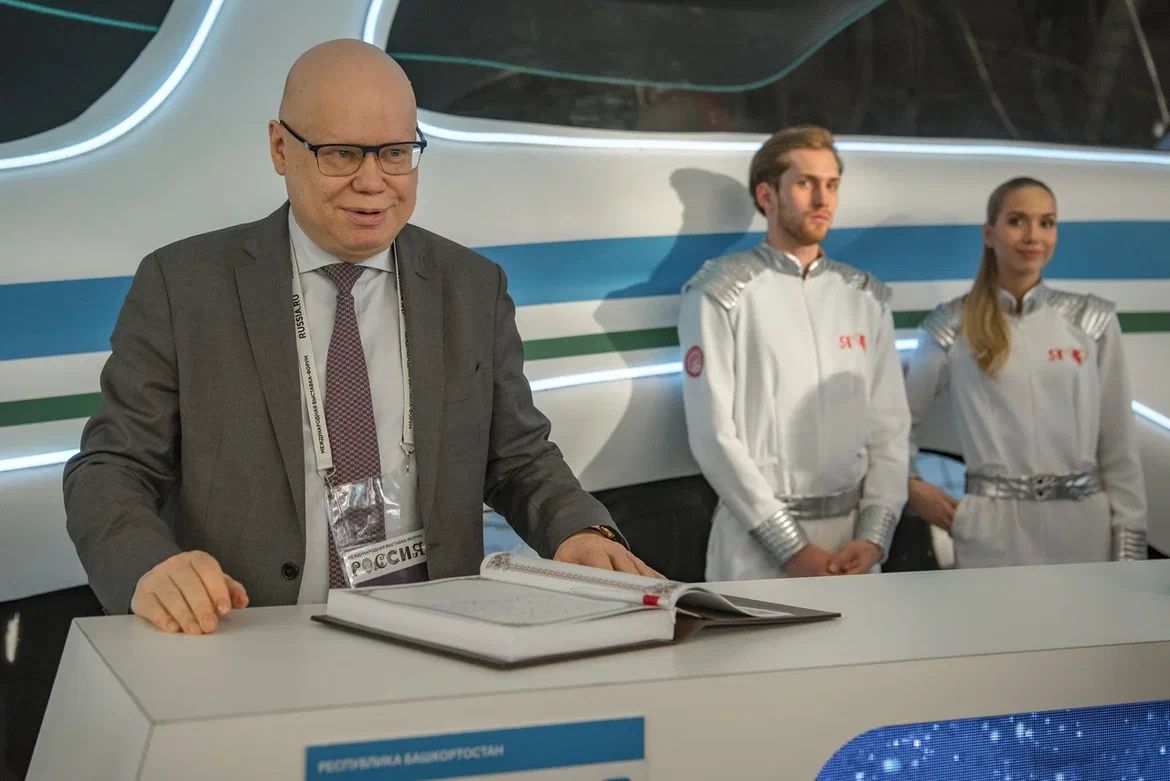 Алексей Лавров посетил стенд Башкортостана на выставке-форуме «Россия»