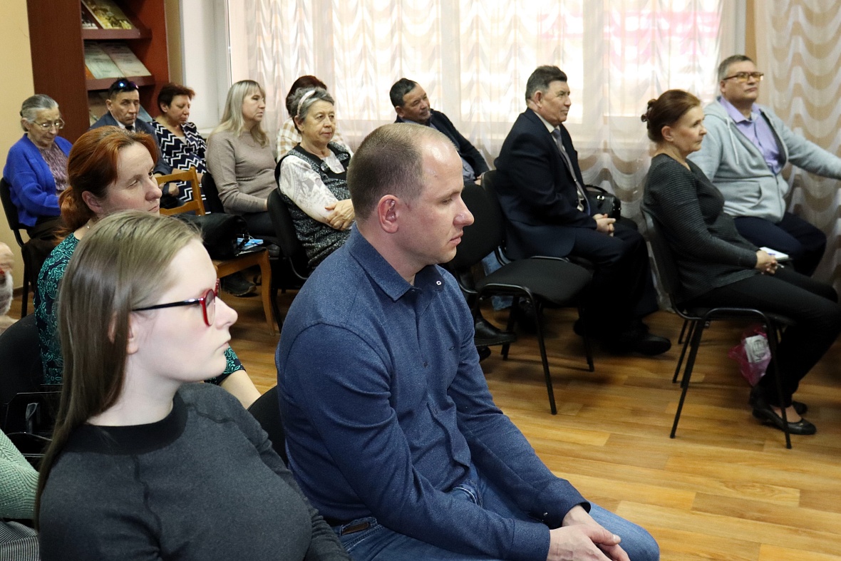 Инвалидам по зрению рассказали о том,  как распознать финансовых мошенников и о способах упростить жизнь с картой