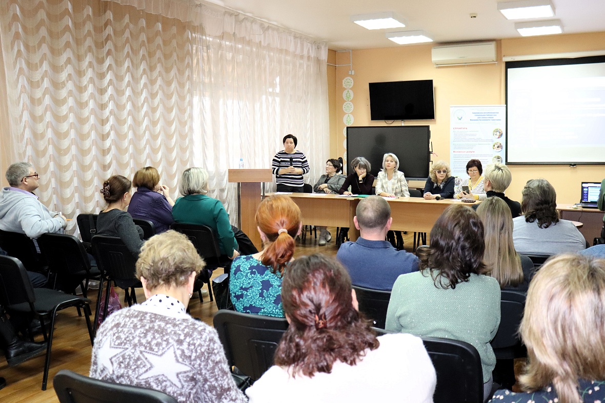 Инвалидам по зрению рассказали о том,  как распознать финансовых мошенников и о способах упростить жизнь с картой